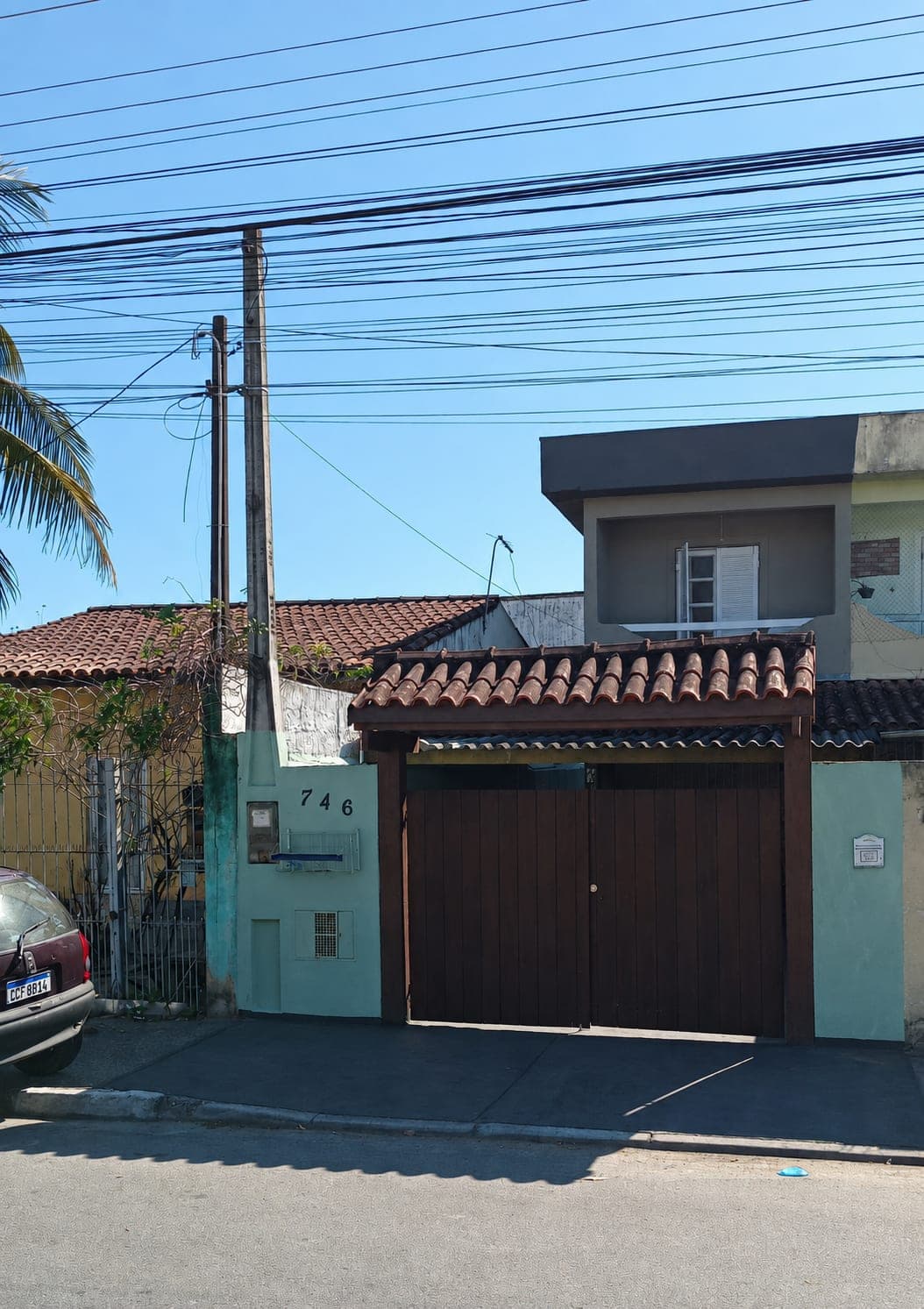 Fachada da casa com muros verde-claros